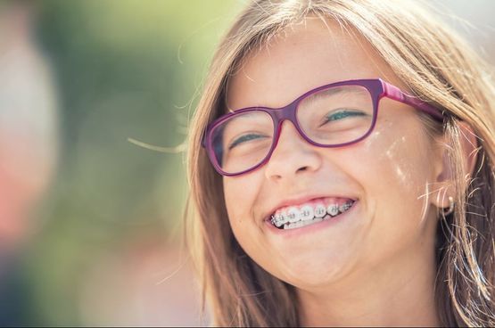 Mädchen mit Zahnspange lächelt in Graz