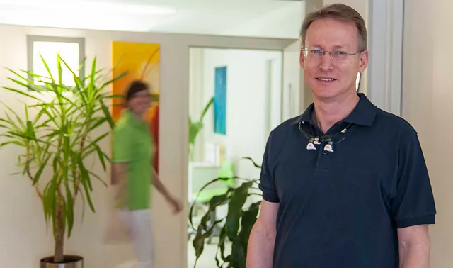 Zahnarzt Dr. Mark Ebersbach in der Praxis in Graz